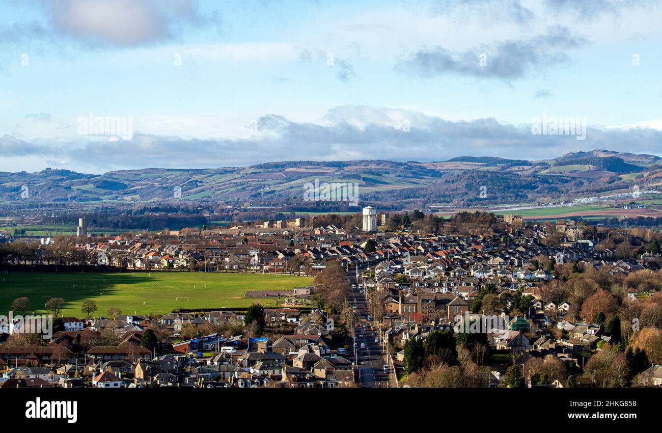 Dundee, Tayside, Scozia, Regno Unito. 4th Feb 2022. UK Meteo: Un sacco di sole invernale con qualche nube discontinuo nel cielo. Le temperature nel Nord Est della Scozia hanno raggiunto i 5°C in una mattinata di febbraio soleggiata. Una colorata vista del paesaggio invernale di Dundee e dei sobborghi circostanti come visto dalla 'Legge', i resti di una soglia vulcanica e il punto più alto della città. Credit: Dundee Photographics/Alamy Live News Foto Stock