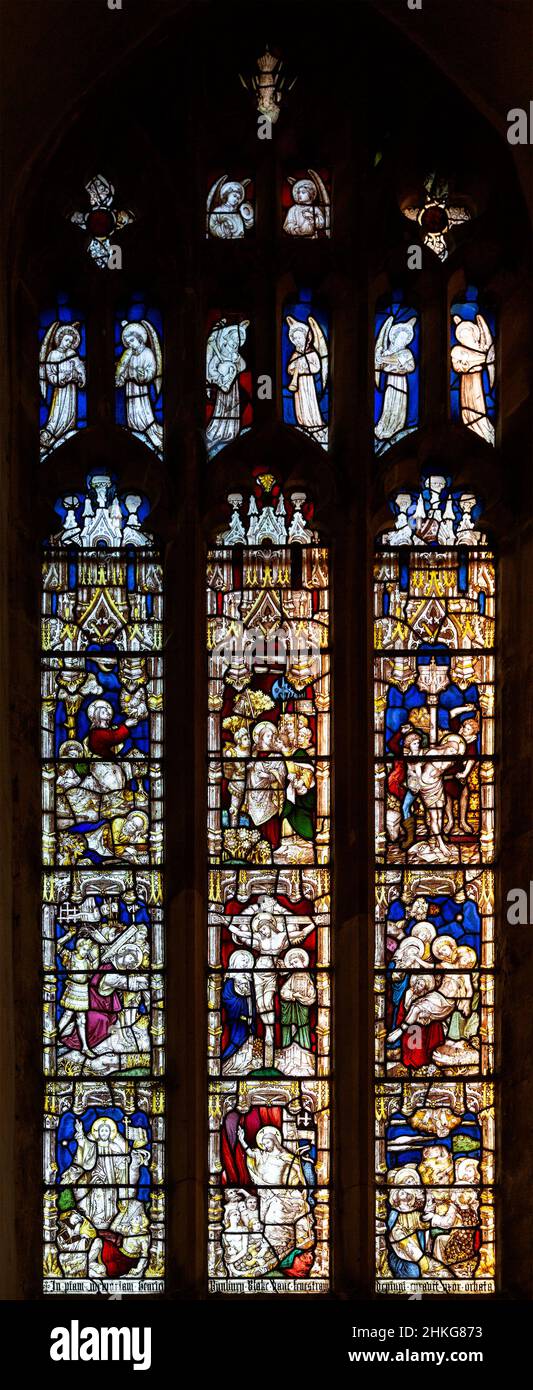Vetrata, chiesa di Hessett, Suffolk, Inghilterra, UK c 1875 Clayton e Bell, pannelli includono Crocifissione, morte, Entombment, Resurrection, Ascen Foto Stock