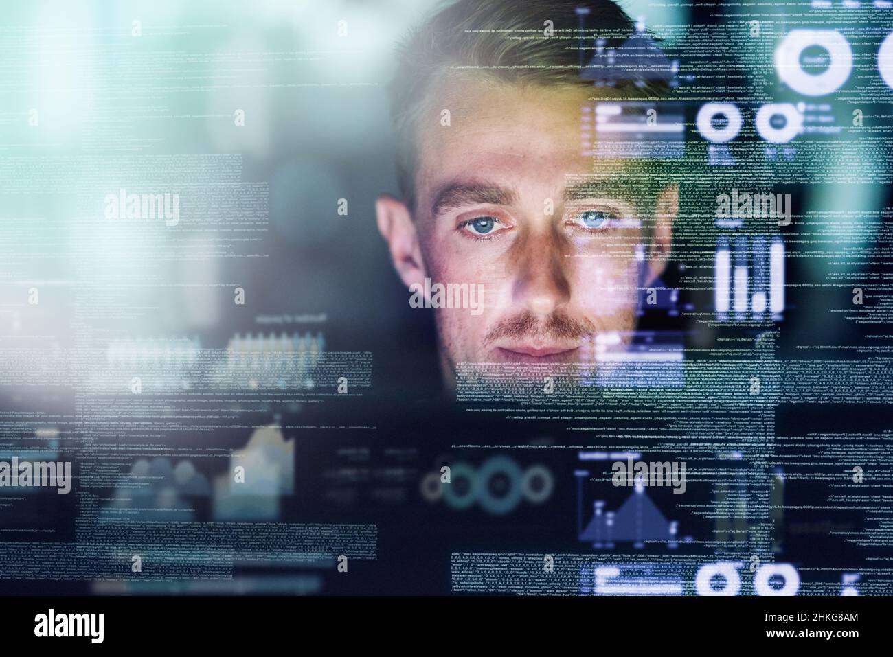 Fluente in molte lingue. Scatto ritagliato di un giovane programmatore di computer che guarda attraverso i dati. Foto Stock