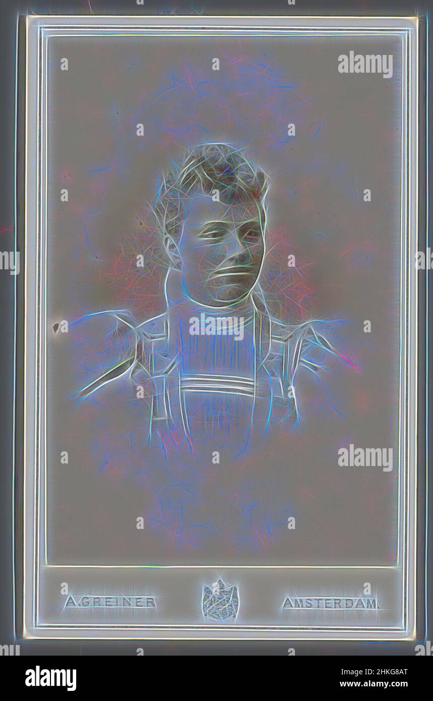 Ispirato dal Ritratto di una donna sconosciuta, Albert Greiner, Amsterdam, 1880 - 1887, altezza 105 mm x larghezza 66 mm, reinventato da Artotop. L'arte classica reinventata con un tocco moderno. Design di calda e allegra luminosità e di raggi di luce. La fotografia si ispira al surrealismo e al futurismo, abbracciando l'energia dinamica della tecnologia moderna, del movimento, della velocità e rivoluzionando la cultura Foto Stock