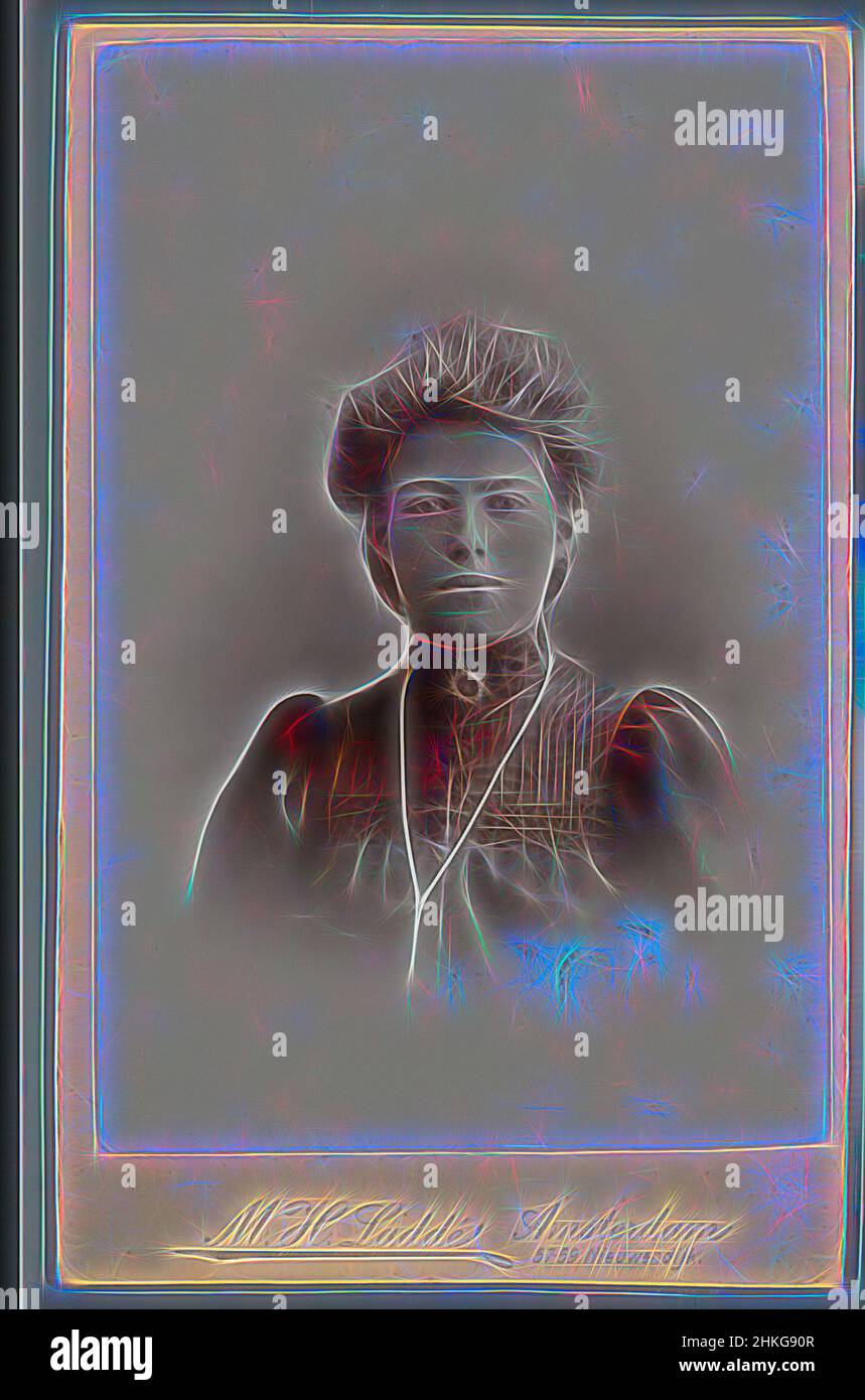 Ispirato dal Ritratto di una donna sconosciuta, Machiel Hendricus Laddé, Amsterdam, 1892 - 1906, altezza 105 mm x larghezza 66 mm, reinventato da Artotop. L'arte classica reinventata con un tocco moderno. Design di calda e allegra luminosità e di raggi di luce. La fotografia si ispira al surrealismo e al futurismo, abbracciando l'energia dinamica della tecnologia moderna, del movimento, della velocità e rivoluzionando la cultura Foto Stock