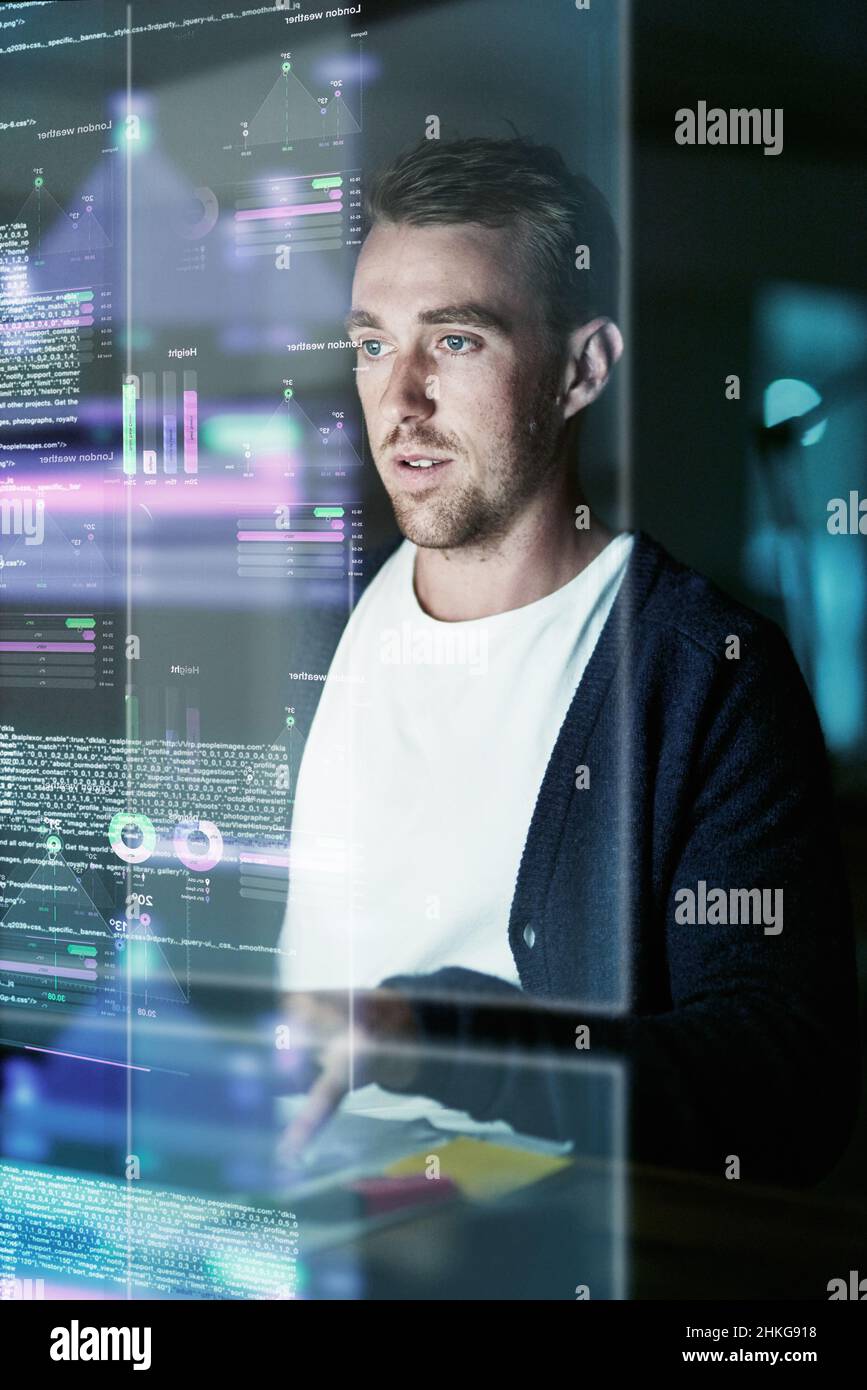 Analisi dei dati. Scatto ritagliato di un giovane programmatore di computer che guarda attraverso i dati. Foto Stock