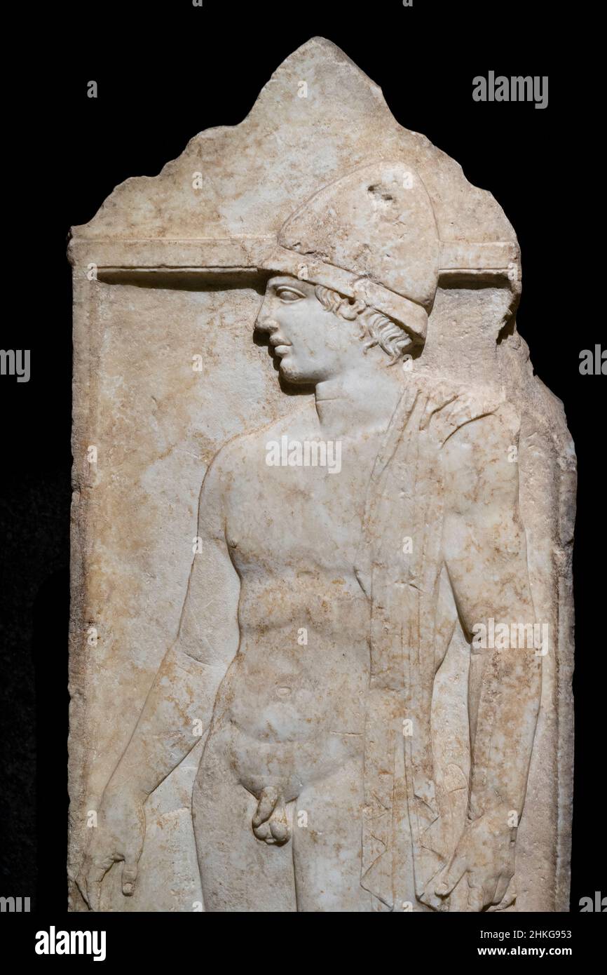 Vista completa di una stele funeraria classica di un soldato di Pella. Foto Stock