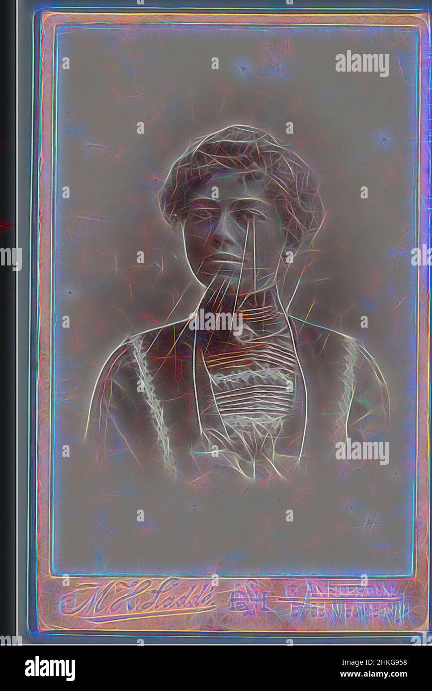 Ispirato dal Ritratto di una donna sconosciuta, Machiel Hendricus Laddé, Amsterdam, 1892 - 1906, altezza 105 mm x larghezza 66 mm, reinventato da Artotop. L'arte classica reinventata con un tocco moderno. Design di calda e allegra luminosità e di raggi di luce. La fotografia si ispira al surrealismo e al futurismo, abbracciando l'energia dinamica della tecnologia moderna, del movimento, della velocità e rivoluzionando la cultura Foto Stock