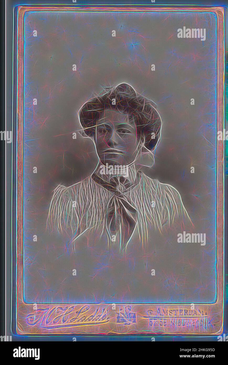 Ispirato dal Ritratto di una donna sconosciuta, Machiel Hendricus Laddé, Amsterdam, 1892 - 1906, altezza 105 mm x larghezza 66 mm, reinventato da Artotop. L'arte classica reinventata con un tocco moderno. Design di calda e allegra luminosità e di raggi di luce. La fotografia si ispira al surrealismo e al futurismo, abbracciando l'energia dinamica della tecnologia moderna, del movimento, della velocità e rivoluzionando la cultura Foto Stock