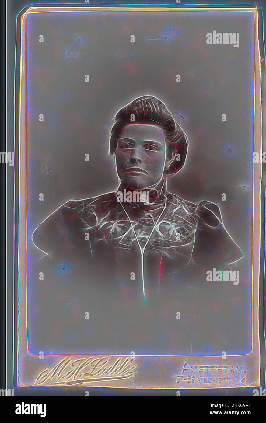 Ispirato dal Ritratto di una donna sconosciuta, Machiel Hendricus Laddé, Amsterdam, 1892 - 1906, altezza 105 mm x larghezza 66 mm, reinventato da Artotop. L'arte classica reinventata con un tocco moderno. Design di calda e allegra luminosità e di raggi di luce. La fotografia si ispira al surrealismo e al futurismo, abbracciando l'energia dinamica della tecnologia moderna, del movimento, della velocità e rivoluzionando la cultura Foto Stock