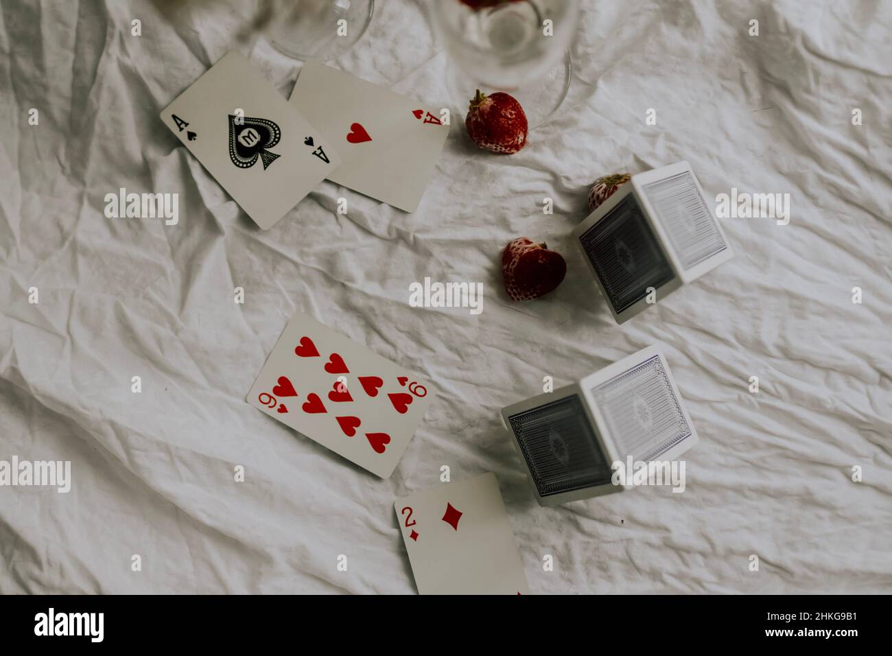 carte da gioco su tavola bianca bella arte flatlay. Foto di alta qualità Foto Stock