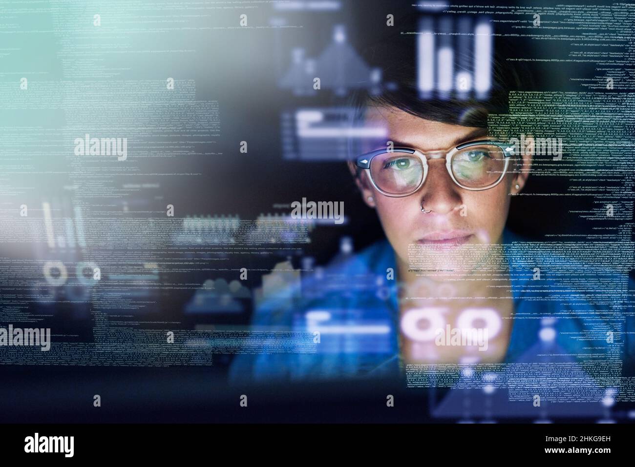 È la migliore programmatore in circolazione. Scatto ritagliato di un giovane programmatore di computer che guarda attraverso i dati. Foto Stock