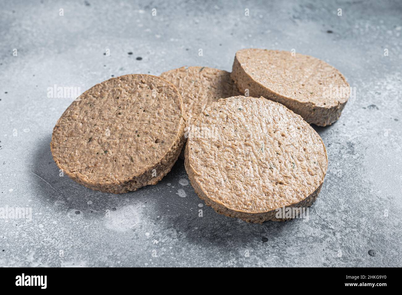 Carne cruda libera pianta a base di polpette di hamburger, cutlets vegetariani. Sfondo grigio. Vista dall'alto Foto Stock