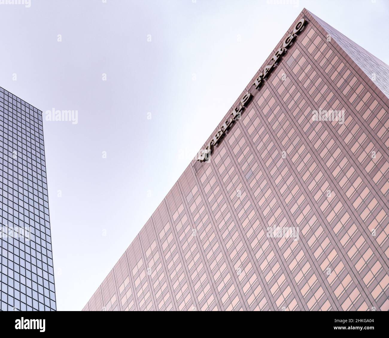 Los Angeles, CA, USA - 31 gennaio 2022: L'esterno del Wells Fargo Center nel centro di Los Angeles, CA. Foto Stock