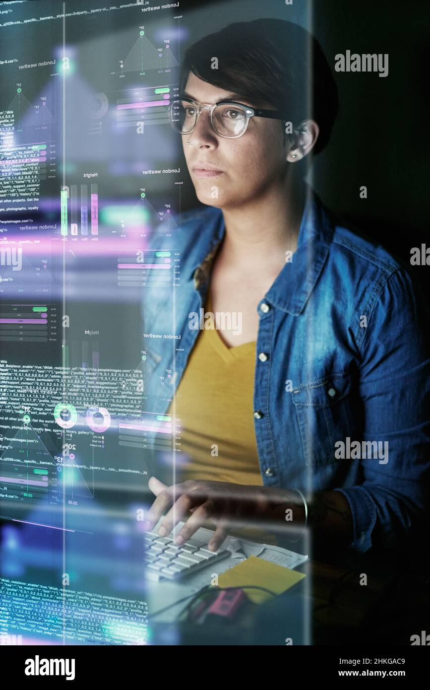 Scrittura di codice e sviluppo di software. Scatto ritagliato di un giovane programmatore di computer che guarda attraverso i dati. Foto Stock
