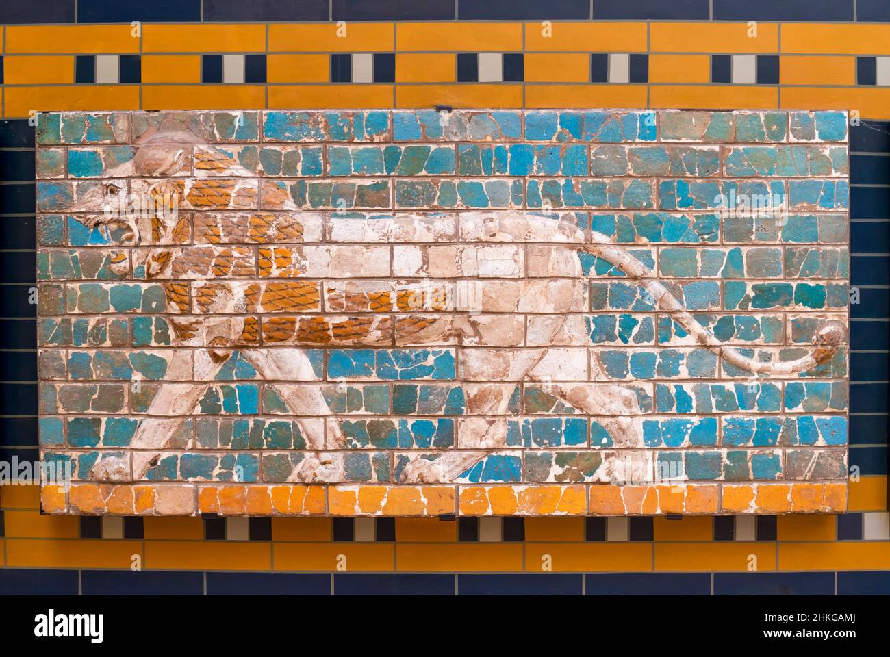 Rilievo leone su mattoni smaltati dalla porta Ishtar. Dettagli della Tor di Ischtar babilonese. Foto Stock