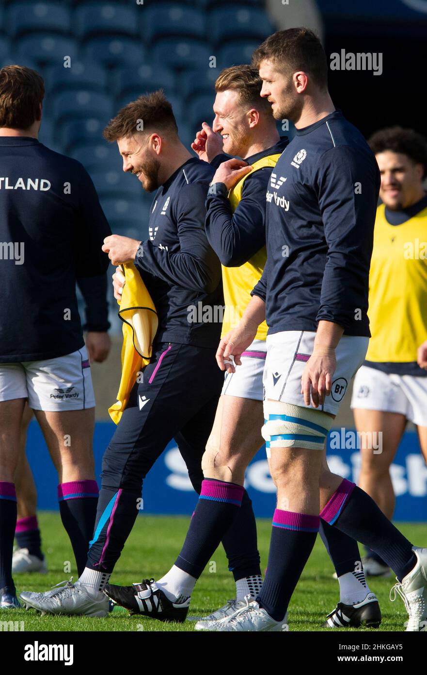 Febbraio 4th 2022. Guinness Six Nations rugby: Il capitano scozzese Stuart Hogg fiancheggiato da Ali Price e ScotlandÕs Magnus Bradbury durante la Scotland Rugby Team Run, BT Murrayfield, Edimburgo. Credit: Ian Rutherford Alamy Live News Foto Stock