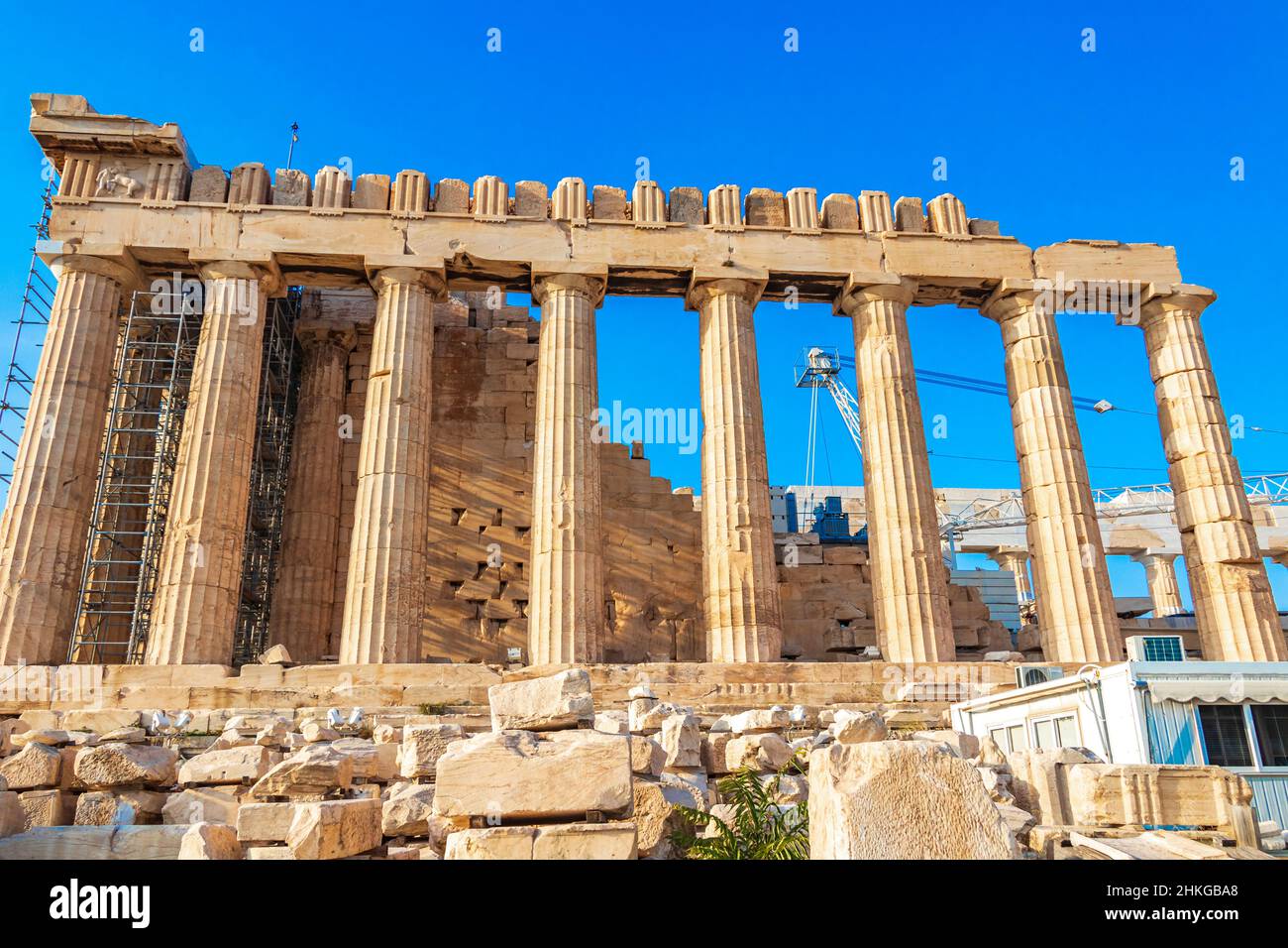 Dettagli figure sculture colonne dell'Acropoli di Atene con incredibili e belle rovine Partenone e cielo blu nuvoloso nella capitale greca Athen Foto Stock