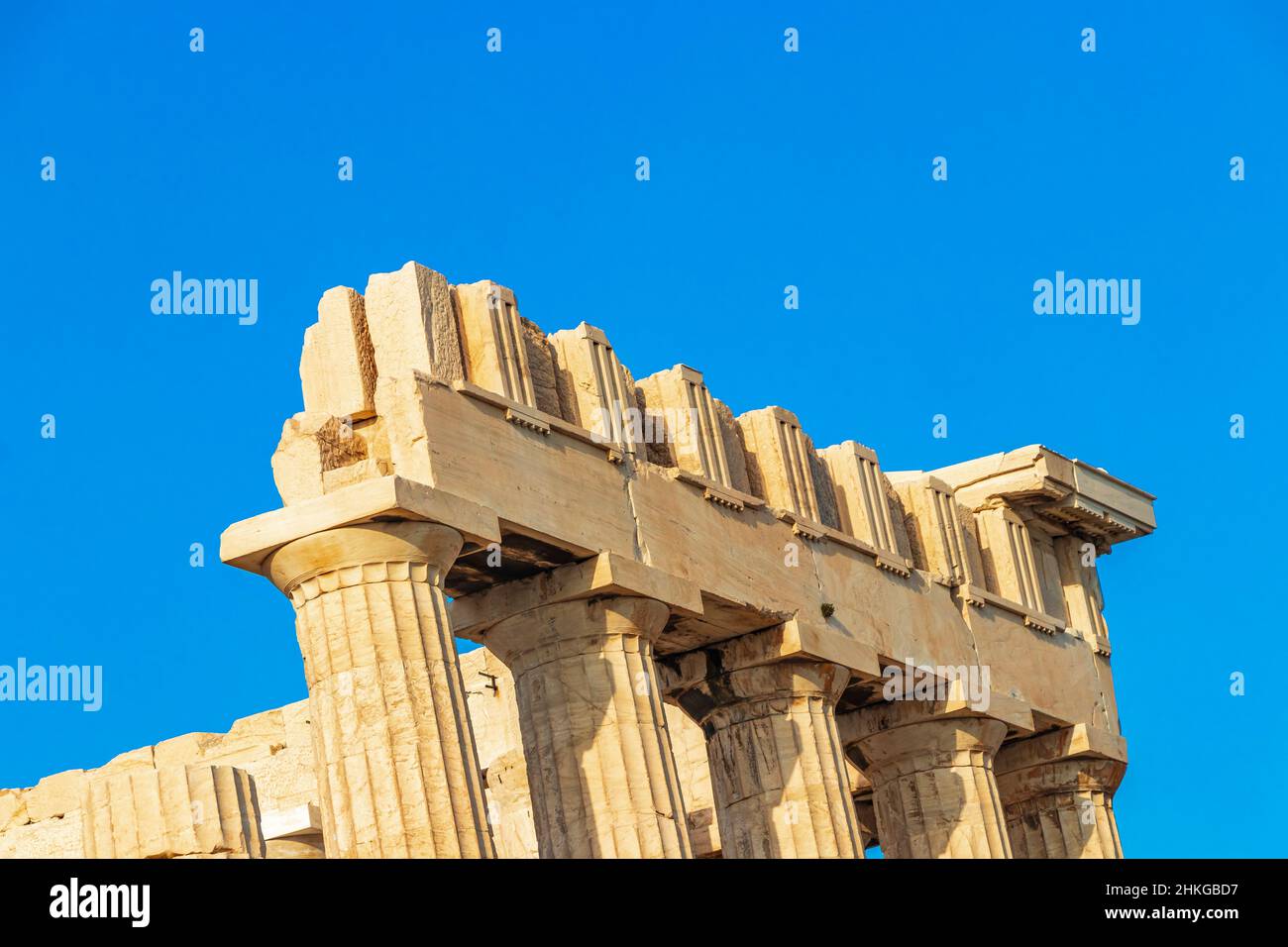 Dettagli figure sculture colonne dell'Acropoli di Atene con incredibili e belle rovine Partenone e cielo blu nuvoloso nella capitale greca Athen Foto Stock