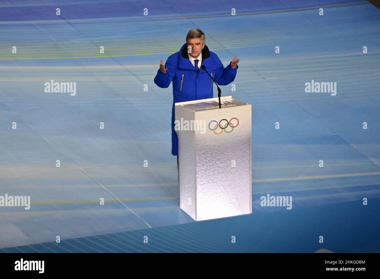 Pechino, Cina. 04th Feb 2022. Il Presidente del Comitato Olimpico Internazionale Thomas Bach (avvocato tedesco, ex fencer olimpico e medalista d'oro) interviene durante la cerimonia di apertura delle Olimpiadi invernali del 2022, venerdì 4 febbraio 2022, a Pechino, Cina. Credit: Roman Vondrous/CTK Photo/Alamy Live News Foto Stock