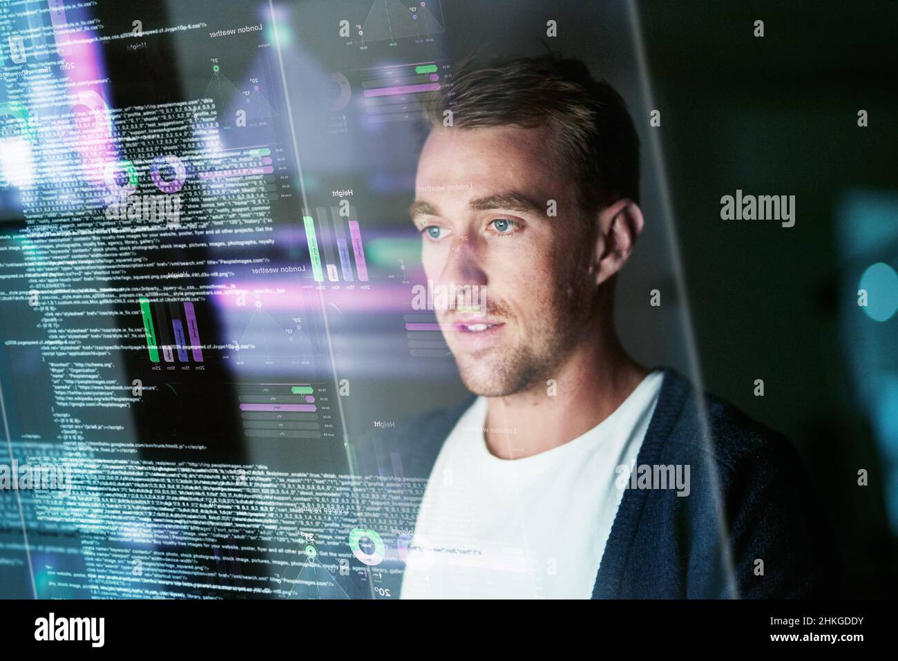 Dedicato allo sviluppo del software. Scatto ritagliato di un giovane programmatore di computer che guarda attraverso i dati. Foto Stock