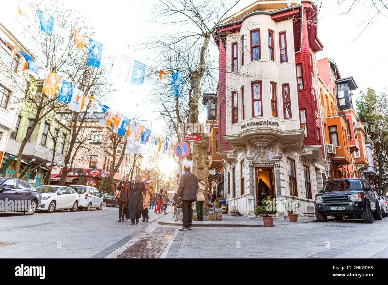 Vista di edifici storici colorati a Kuzguncuk. Kuzguncuk è un quartiere di Istanbul, Turchia. Foto Stock