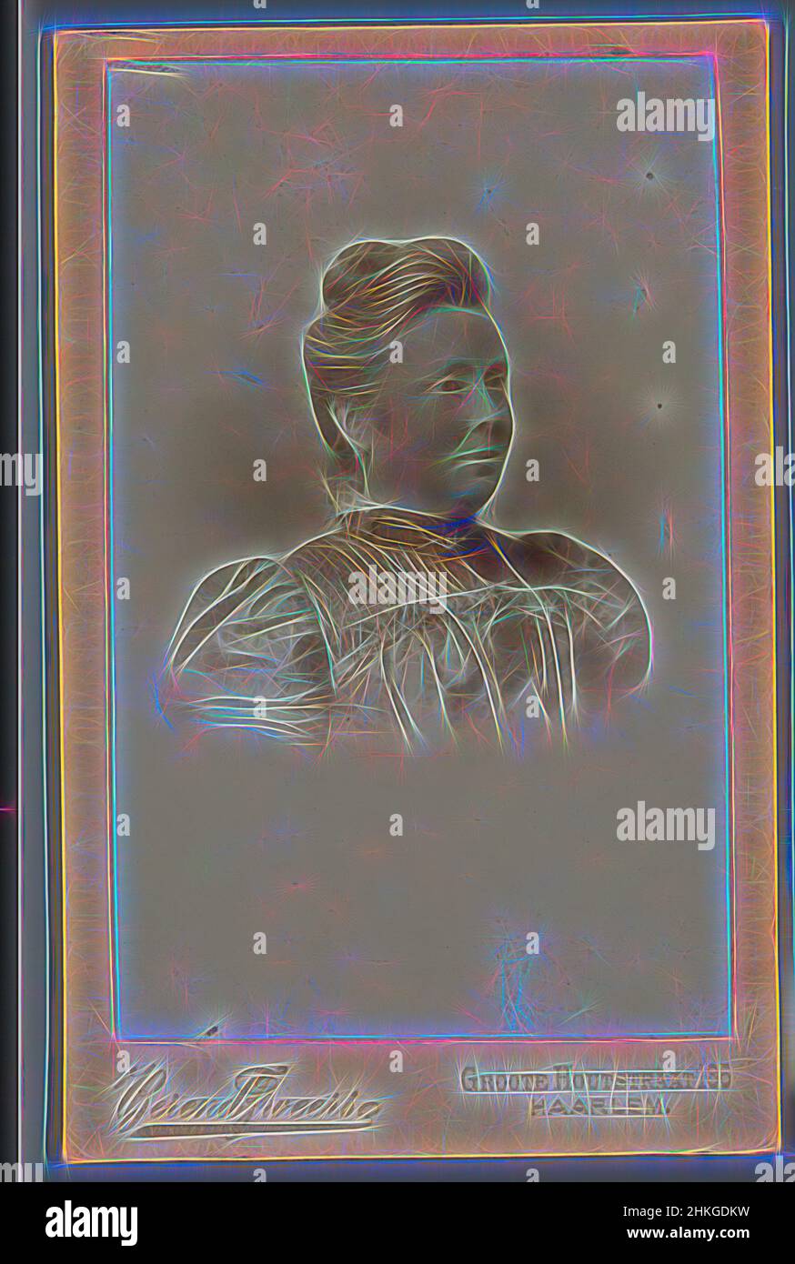 Ispirato da Ritratto di una donna sconosciuta, Berend Zweers, Haarlem, 1899 - 1920, carta baryta, Altezza 104 mm x larghezza 66 mm, reinventata da Artotop. L'arte classica reinventata con un tocco moderno. Design di calda e allegra luminosità e di raggi di luce. La fotografia si ispira al surrealismo e al futurismo, abbracciando l'energia dinamica della tecnologia moderna, del movimento, della velocità e rivoluzionando la cultura Foto Stock