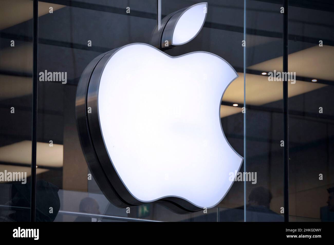 Monaco di Baviera, Germania. 04th Feb 2022. Immagine tematica Pegasus spy scandal la vulnerabilità di sicurezza dell'iPhone è stata abusata da un'altra azienda. Logo Apple presso l'Apple Store di Monaco di Baviera, mela, logo aziendale, emblema aziendale, produttore di computer, Credit: dpa/Alamy Live News Foto Stock