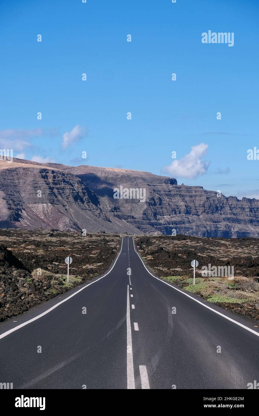 Strada costiera per Orzola a nord dell'isola di Lanzarote Foto Stock