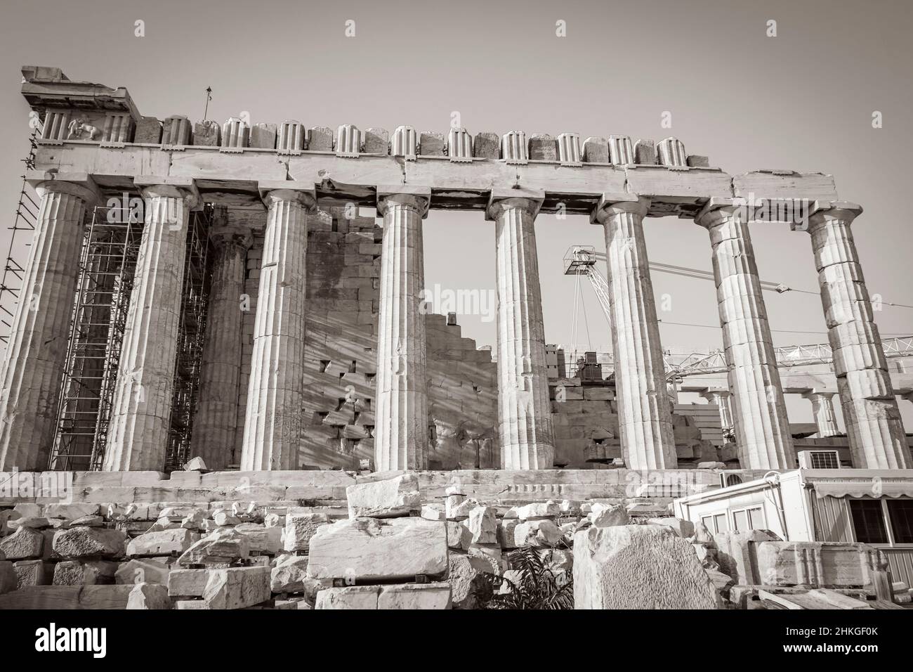 Foto in bianco e nero dei dettagli figure sculture colonne dell'Acropoli di Atene con incredibili e belle rovine Partenone e nuvola blu Foto Stock