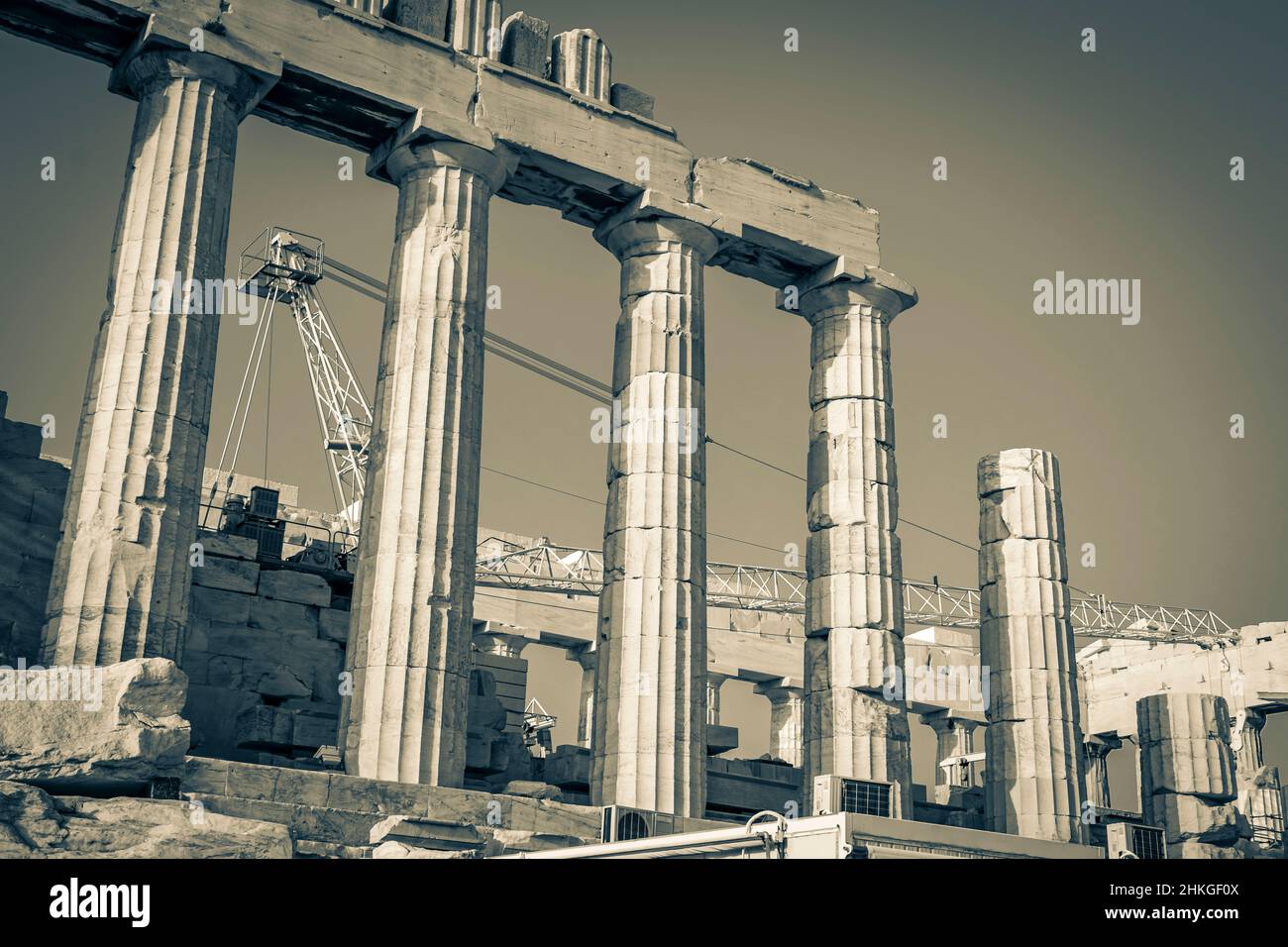 Foto in bianco e nero dei dettagli figure sculture colonne dell'Acropoli di Atene con incredibili e belle rovine Partenone e nuvola blu Foto Stock