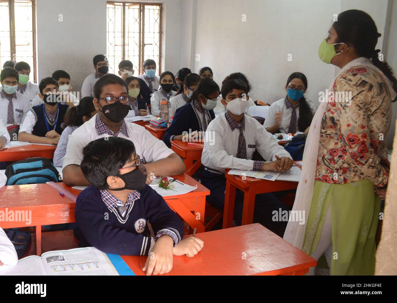 3 febbraio 2022, Kolkata, Bengala Occidentale, India: Le scuole del Bengala Occidentale hanno riaperto oggi, 3 febbraio per le classi da 8 a 12. Nonostante l'apertura delle scuole, alcuni non sono ancora a conoscenza delle varianti del codice-19, seduti in stretta e non seguendo i protocolli COVID di Kolkata. (Credit Image: © Avik Purkait/Pacific Press via ZUMA Press Wire) Foto Stock