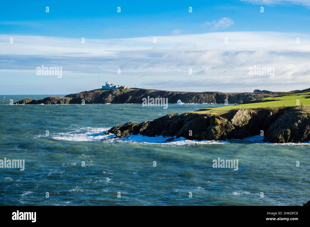 Vista su Point Lynas lungo la costa rocciosa. Llaneilian, Amlwch, Isola di Anglesey, Galles del Nord, Regno Unito, Regno Unito Foto Stock