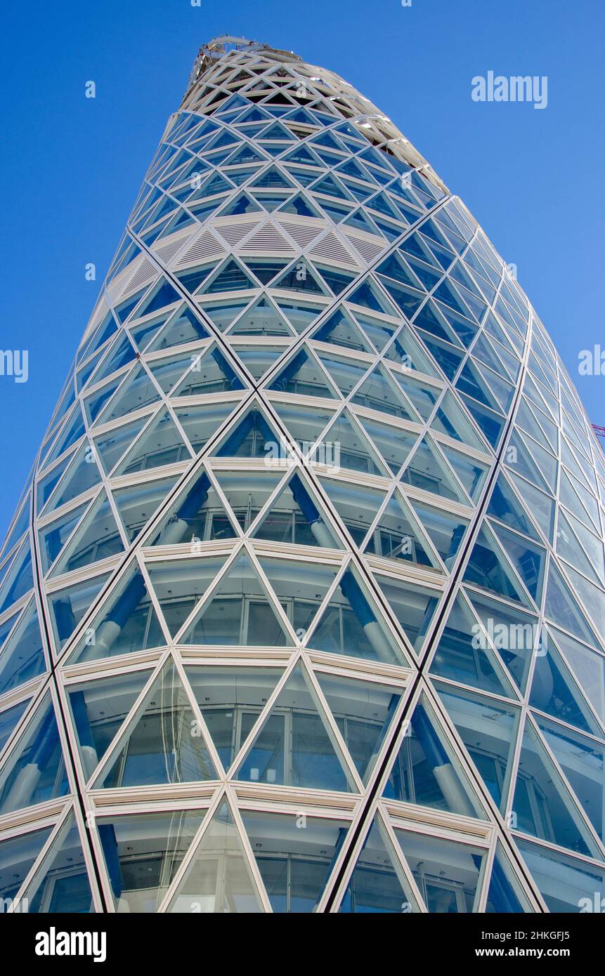 Architettura, nuove forme architettoniche, linee e nuovi edifici. Progettazione di edifici nel cuore di Milano. Grattacieli ed edifici. Unipol torre Foto Stock