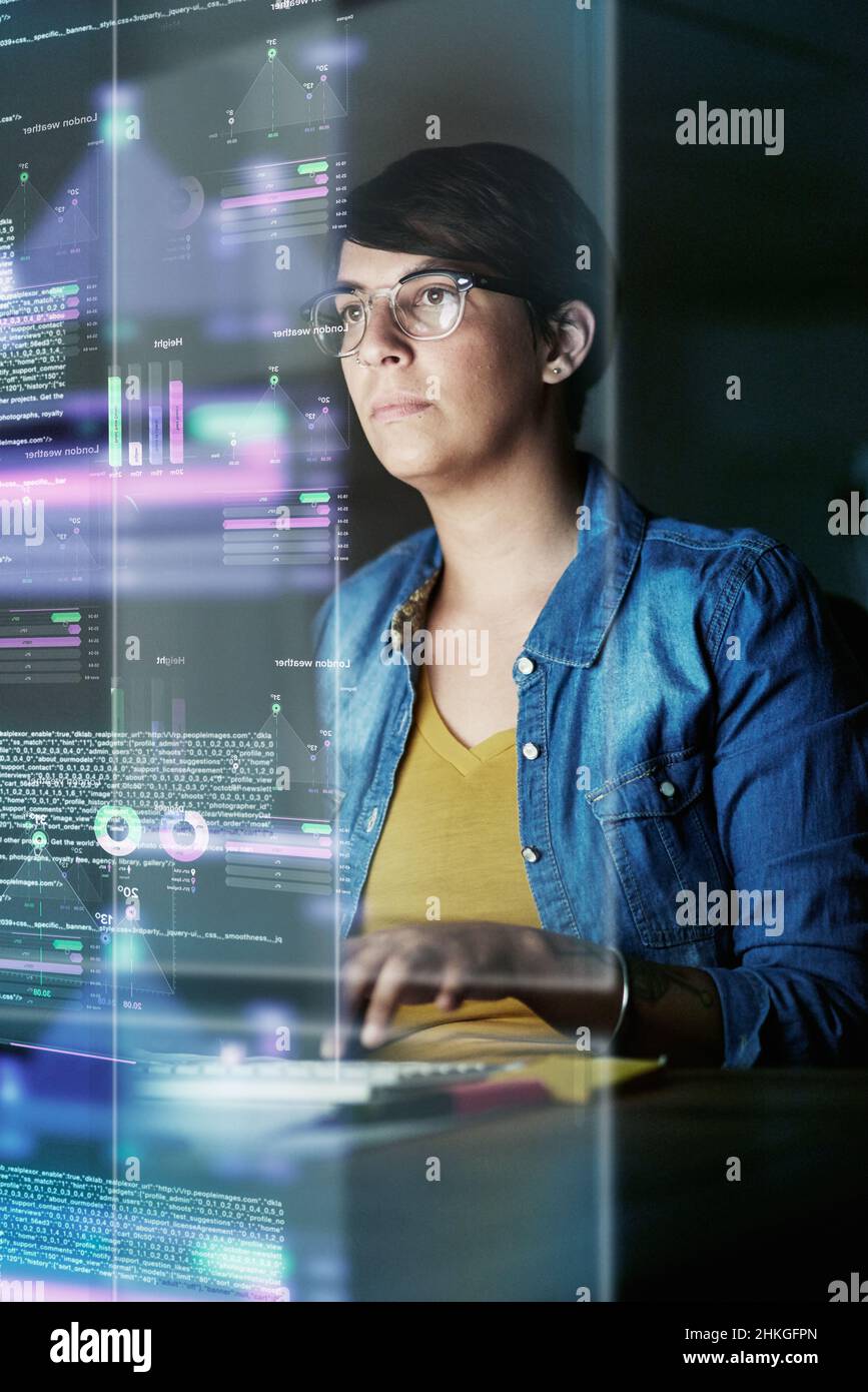 Sta sviluppando codice avanzato. Scatto ritagliato di un giovane programmatore di computer che guarda attraverso i dati. Foto Stock
