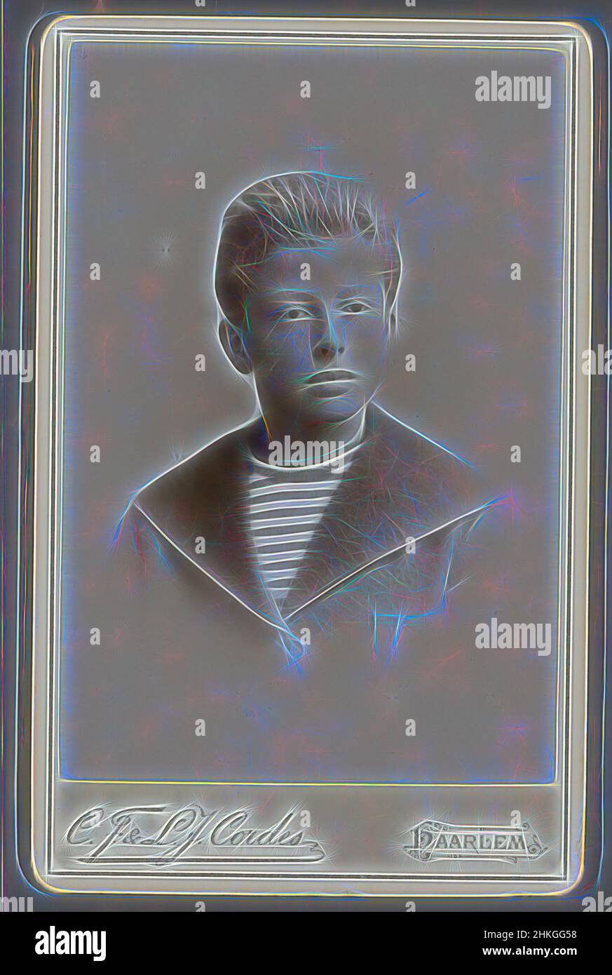 Ispirato da Ritratto di un ragazzo sconosciuto, Gebroeders Cordes, Haarlem, 1888 - 1901, carta baryta, Altezza 104 mm x larghezza 66 mm, reinventata da Artotop. L'arte classica reinventata con un tocco moderno. Design di calda e allegra luminosità e di raggi di luce. La fotografia si ispira al surrealismo e al futurismo, abbracciando l'energia dinamica della tecnologia moderna, del movimento, della velocità e rivoluzionando la cultura Foto Stock