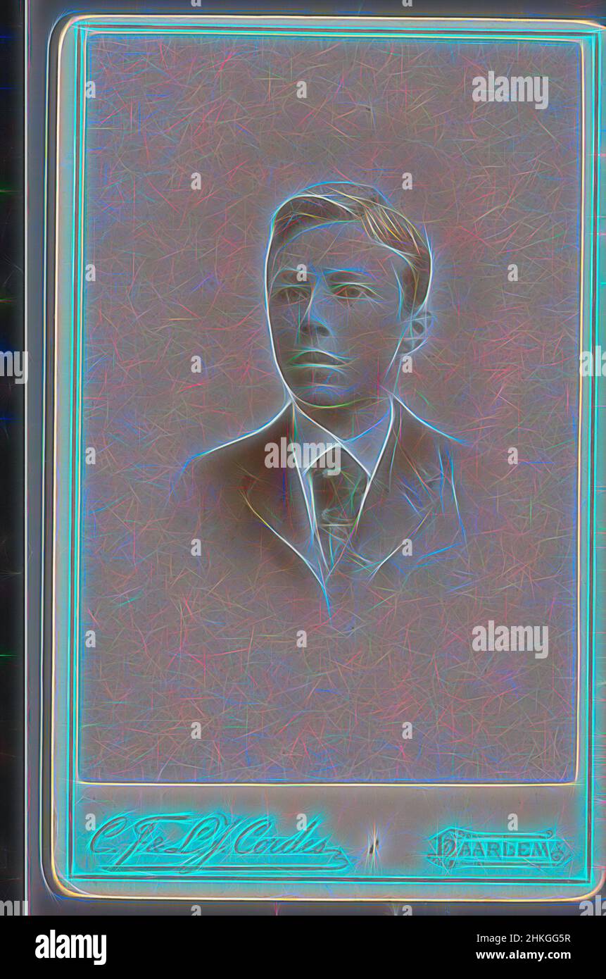 Ispirato da Ritratto di un ragazzo sconosciuto, Gebroeders Cordes, Haarlem, 1888 - 1901, carta baryta, Altezza 105 mm x larghezza 66 mm, reinventata da Artotop. L'arte classica reinventata con un tocco moderno. Design di calda e allegra luminosità e di raggi di luce. La fotografia si ispira al surrealismo e al futurismo, abbracciando l'energia dinamica della tecnologia moderna, del movimento, della velocità e rivoluzionando la cultura Foto Stock