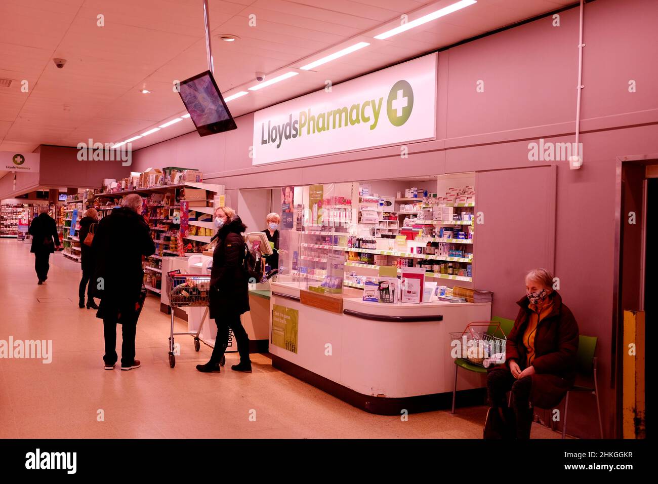lloyds farmacia all'interno del supermercato sainsbury, filiale northgate a canterbury city, kent, uk febbraio 2022 Foto Stock