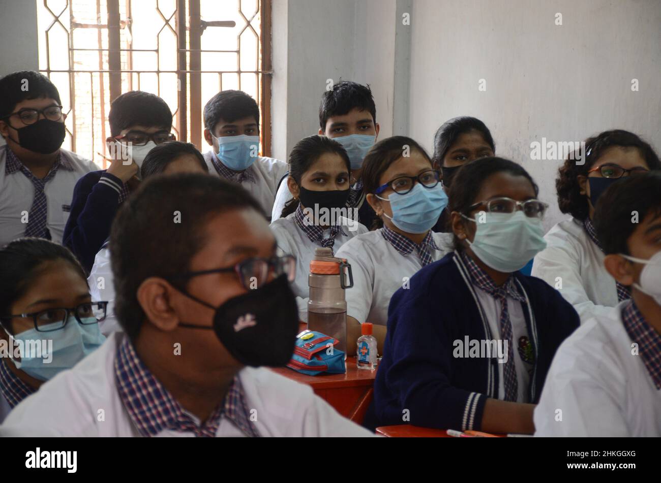 Kolkata, Bengala Occidentale, India. 3rd Feb 2022. Le scuole del Bengala occidentale hanno riaperto oggi, 3 febbraio, per le classi 8-12. Nonostante l'apertura delle scuole, alcuni non sono ancora a conoscenza delle varianti del codice-19, seduti in stretta e non seguendo i protocolli COVID di Kolkata. (Credit Image: © Avik Purkait/Pacific Press via ZUMA Press Wire) Foto Stock