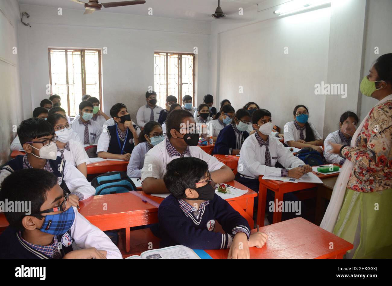 Kolkata, Bengala Occidentale, India. 3rd Feb 2022. Le scuole del Bengala occidentale hanno riaperto oggi, 3 febbraio, per le classi 8-12. Nonostante l'apertura delle scuole, alcuni non sono ancora a conoscenza delle varianti del codice-19, seduti in stretta e non seguendo i protocolli COVID di Kolkata. (Credit Image: © Avik Purkait/Pacific Press via ZUMA Press Wire) Foto Stock