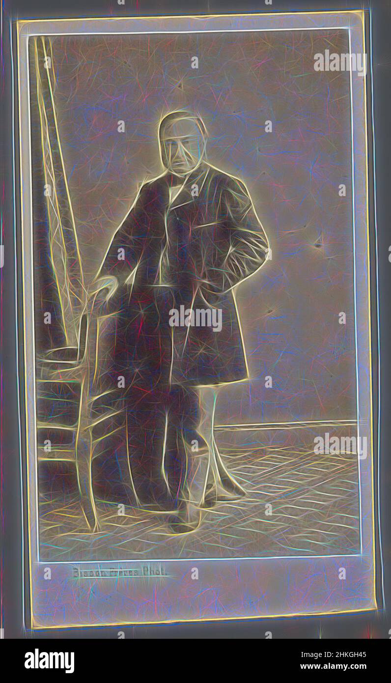 Ispirato dal Ritratto di un uomo sconosciuto accanto ad una sedia, Bisson Frères, Parigi, 1854 - 1885, carta, Stampa albume, altezza 104 mm x larghezza 59 mm, reinventata da Artotop. L'arte classica reinventata con un tocco moderno. Design di calda e allegra luminosità e di raggi di luce. La fotografia si ispira al surrealismo e al futurismo, abbracciando l'energia dinamica della tecnologia moderna, del movimento, della velocità e rivoluzionando la cultura Foto Stock