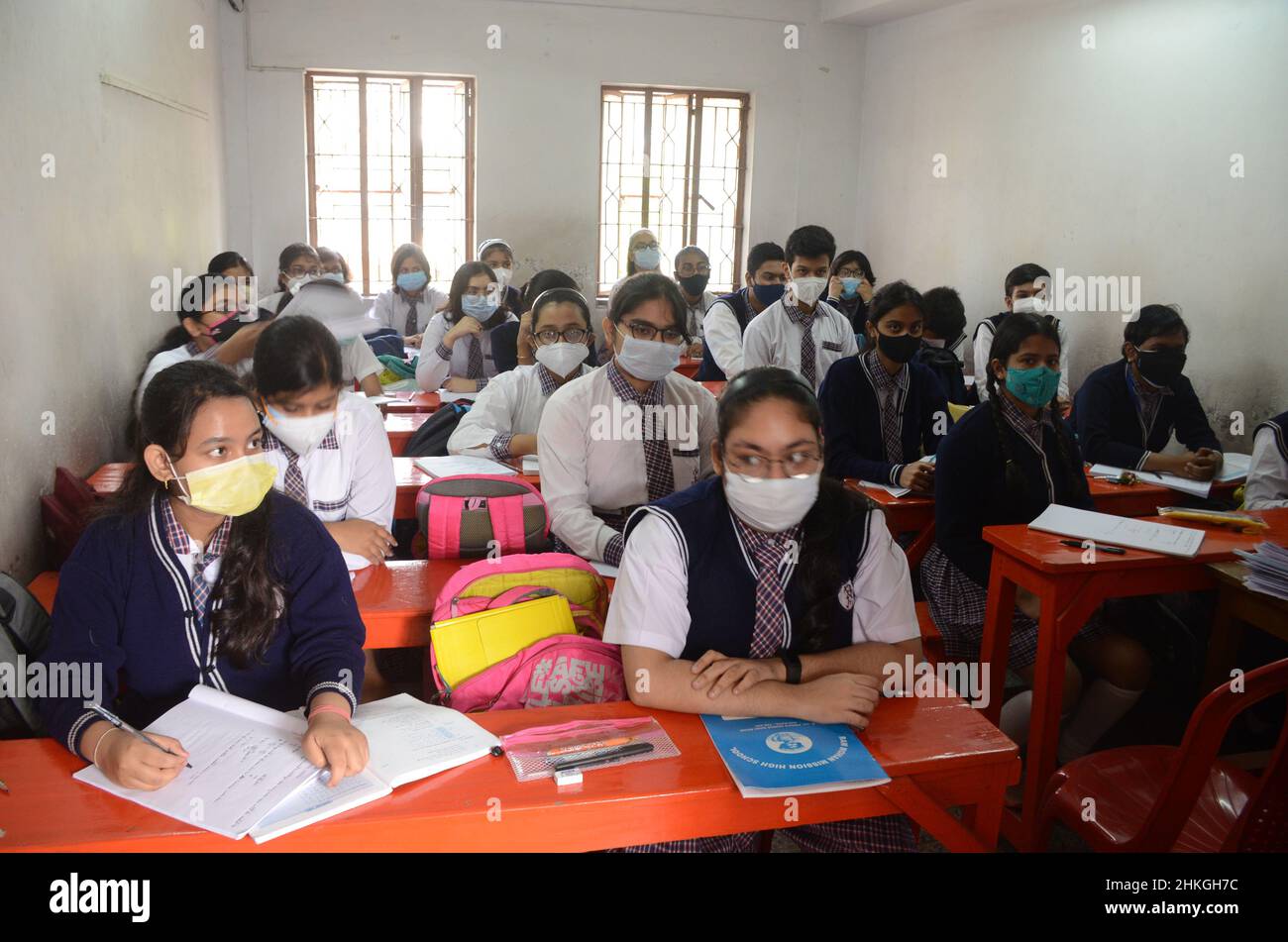 Kolkata, Bengala Occidentale, India. 3rd Feb 2022. Le scuole del Bengala occidentale hanno riaperto oggi, 3 febbraio, per le classi 8-12. Nonostante l'apertura delle scuole, alcuni non sono ancora a conoscenza delle varianti del codice-19, seduti in stretta e non seguendo i protocolli COVID di Kolkata. (Credit Image: © Avik Purkait/Pacific Press via ZUMA Press Wire) Foto Stock