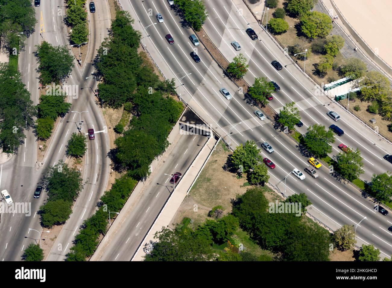 Vista aerea che si affaccia su una sezione di Lake Shore Drive, dalla piattaforma di osservazione del John Hancock Center, Chicago, Illinois' Foto Stock