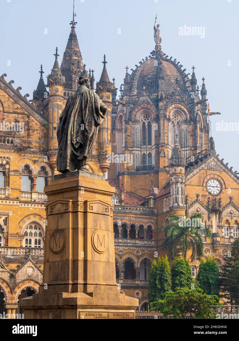 MUMBAI, INDIA - 18 dicembre 2021 : Statua di Pherozeshah Mehta conosciuta come il Leone di Bombay con la stazione CST, Sito Patrimonio Mondiale dell'UNESCO a Mumbai Foto Stock