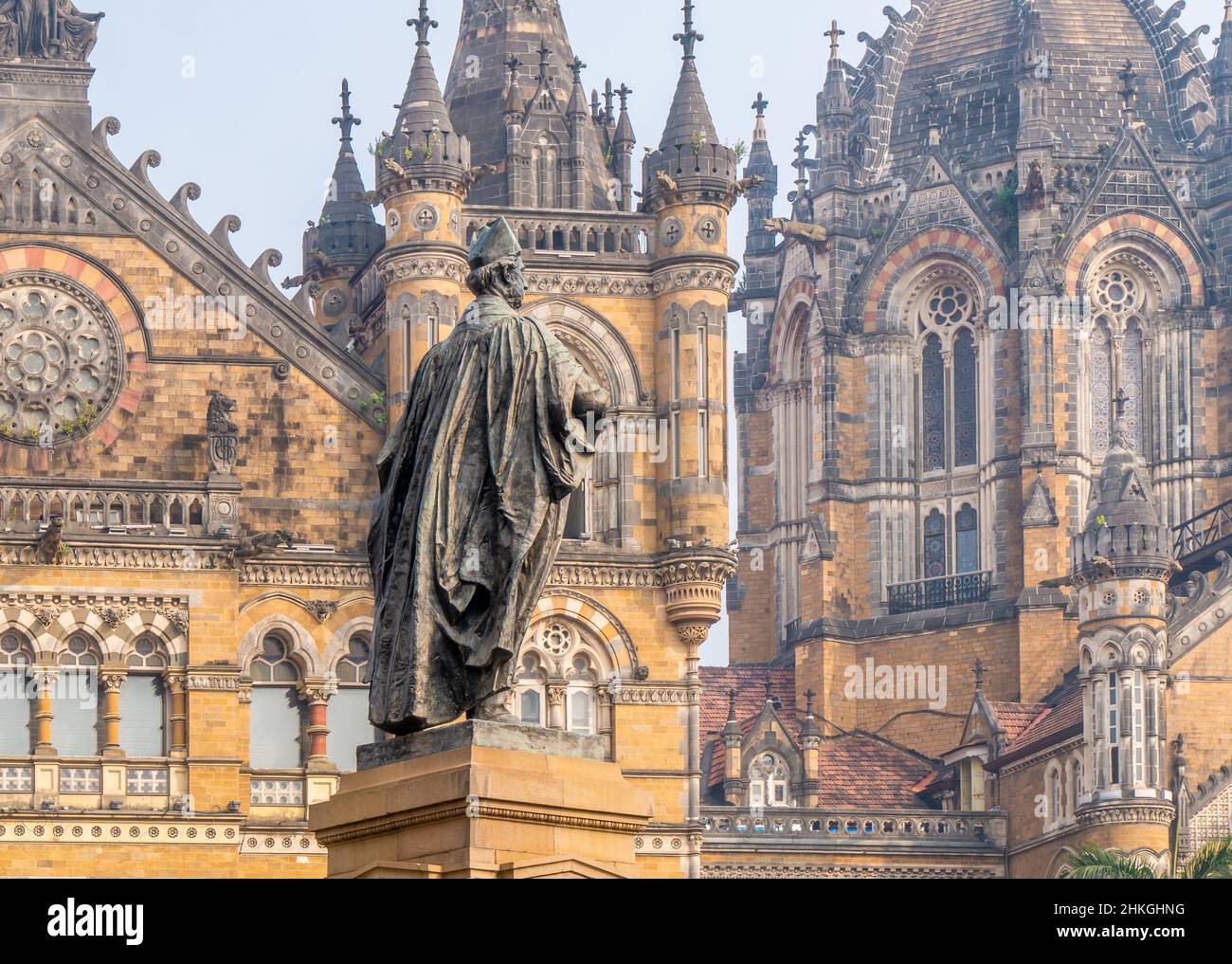 MUMBAI, INDIA - 18 dicembre 2021 : Statua di Pherozeshah Mehta conosciuta come il Leone di Bombay con la stazione CST, Sito Patrimonio Mondiale dell'UNESCO a Mumbai Foto Stock
