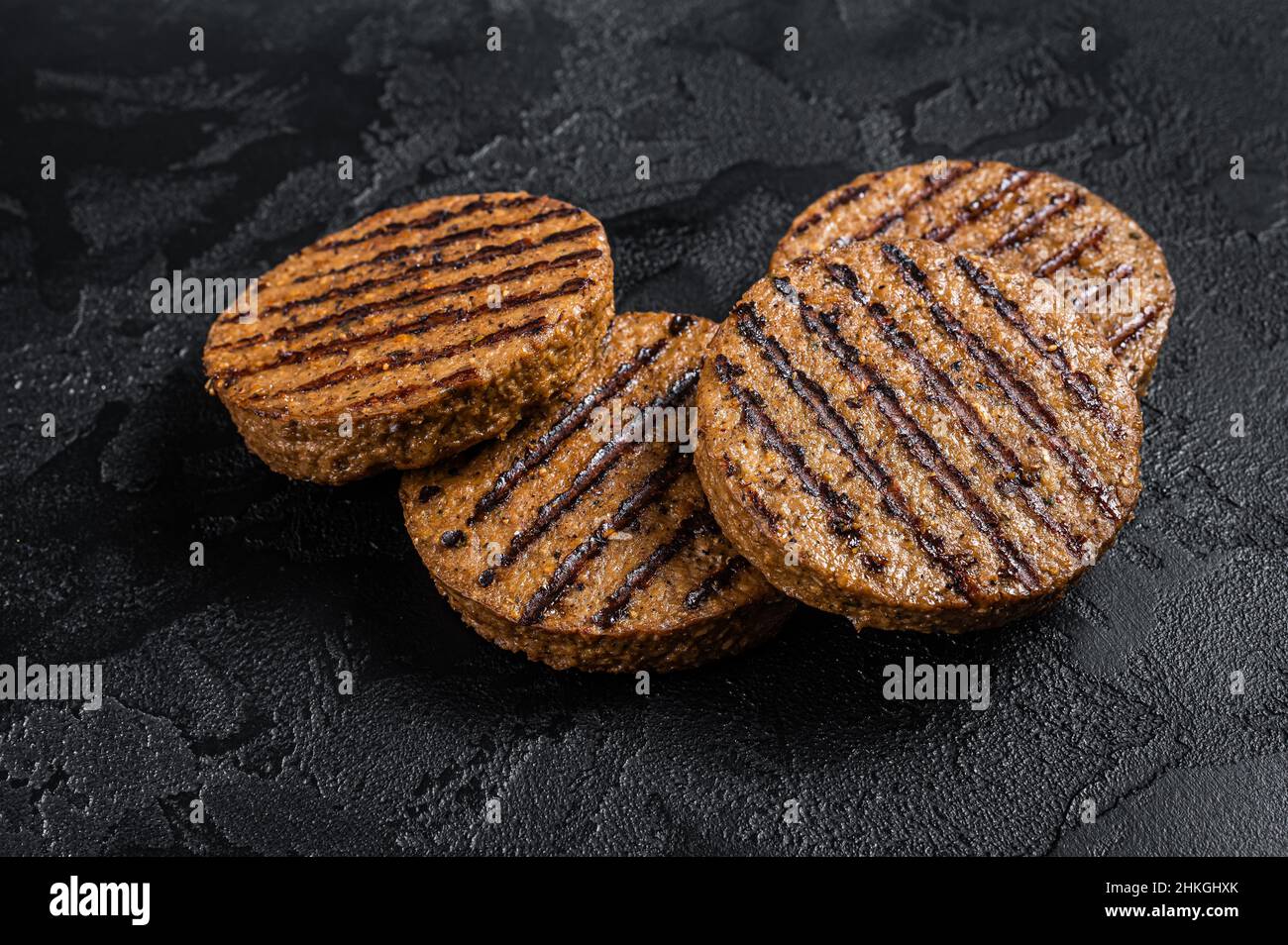Polpettine senza carne Griiled, polpette di carne a base di piante. Sfondo nero. Vista dall'alto Foto Stock