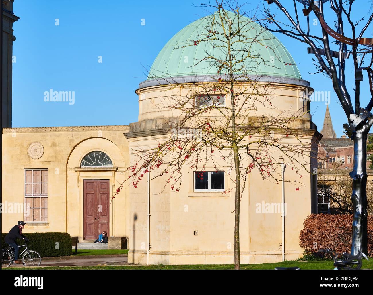 Uno studente siede e si rilassa presso l'ex edificio dell'osservatorio, il Radcliffe Observatory Quarter, università di Oxford, Inghilterra. Foto Stock