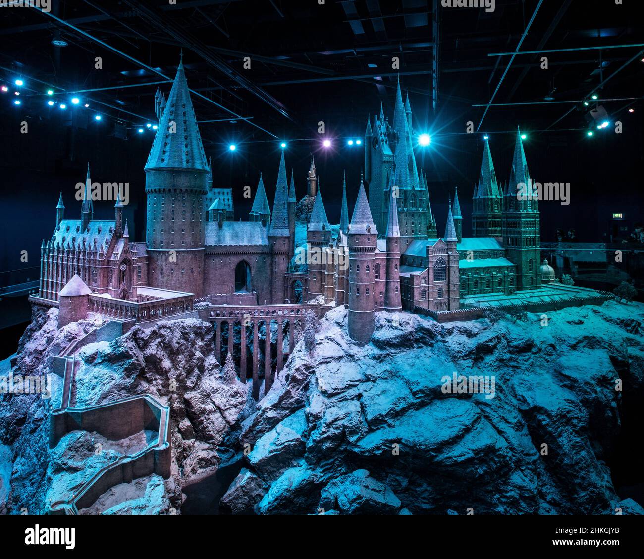 Leavesden, Regno Unito - Gennaio 9th 2022: Castello di Hogwarts nella neve in mostra al tour Making of Harry Potter presso i Warner Bros. Studios di Leavesden, Foto Stock