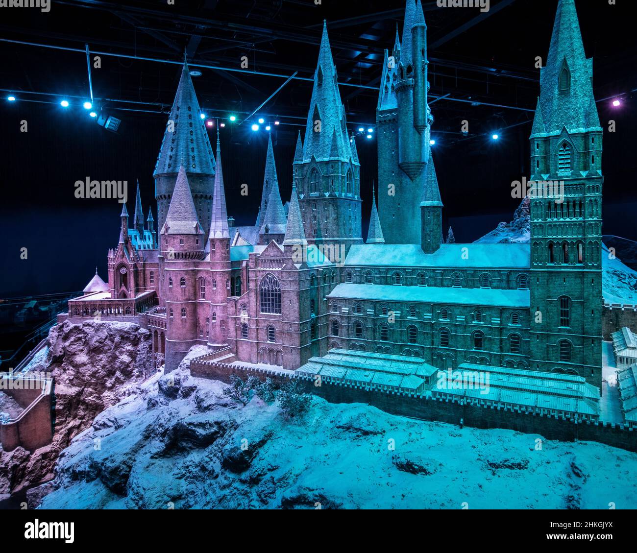 Leavesden, Regno Unito - Gennaio 9th 2022: Castello di Hogwarts nella neve in mostra al tour Making of Harry Potter presso i Warner Bros. Studios di Leavesden, Foto Stock