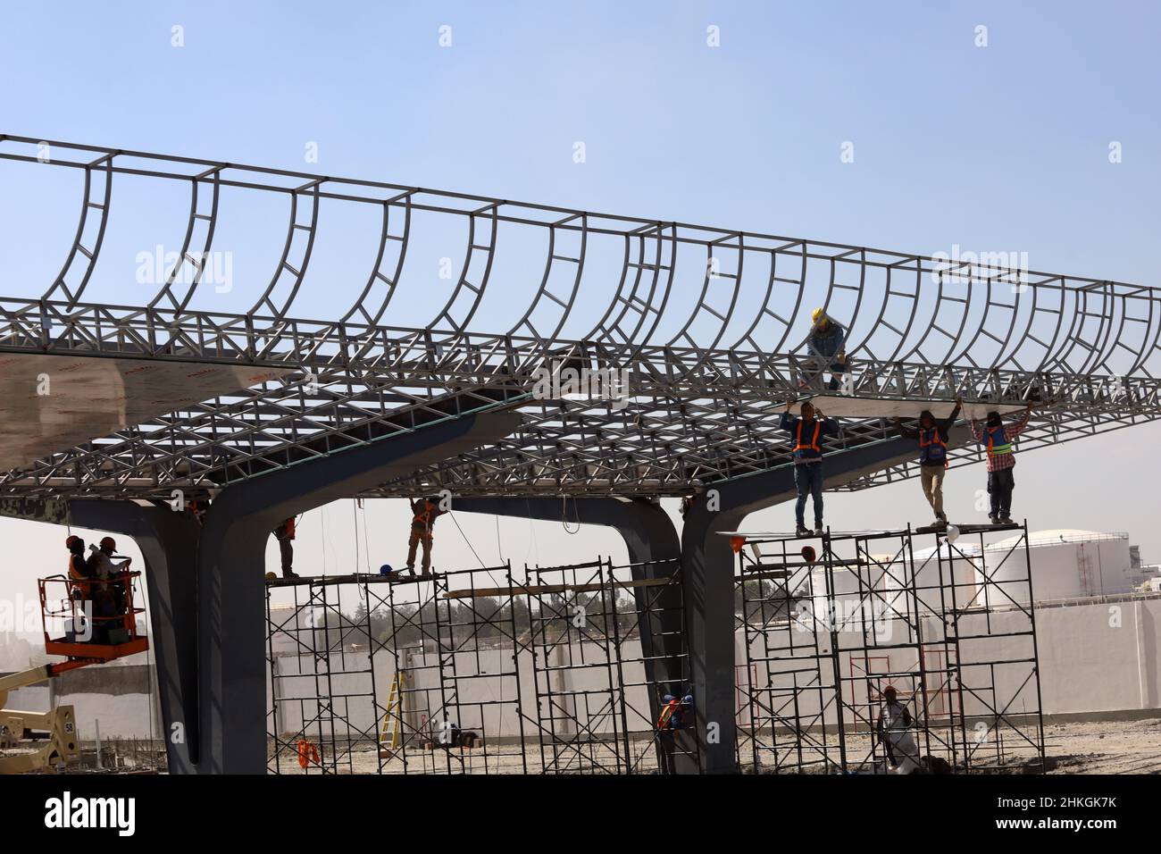 Zumpango De Ocampo, Messico. 03rd Feb 2022. I dipendenti che lavorano per la costruzione del nuovo aeroporto internazionale Felipe Ángeles, sono visti durante un tour stampa nelle strutture del nuovo aeroporto del Messico nel comune di Zumpango. Il 3 febbraio 2022 nello Stato del Messico, Messico. (Foto di Luis Barron/ Credit: Eyepix Group/Alamy Live News Foto Stock