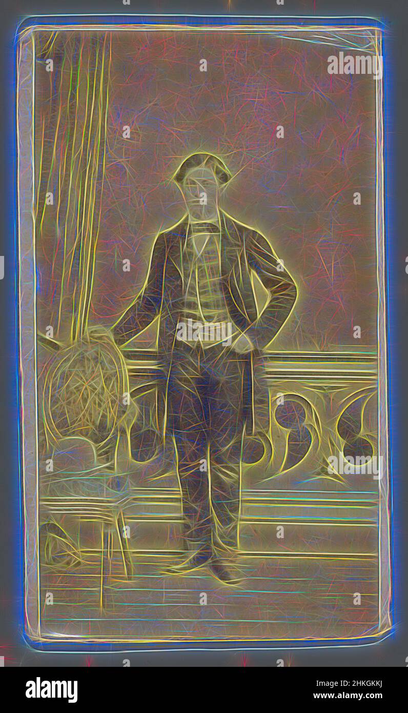 Ispirato da Ritratto di A. Toullet, Charles Verbeke, Louvain, 1855 - 1885, carta, Stampa albume, altezza 99 mm x larghezza 59 mm, reinventata da Artotop. L'arte classica reinventata con un tocco moderno. Design di calda e allegra luminosità e di raggi di luce. La fotografia si ispira al surrealismo e al futurismo, abbracciando l'energia dinamica della tecnologia moderna, del movimento, della velocità e rivoluzionando la cultura Foto Stock