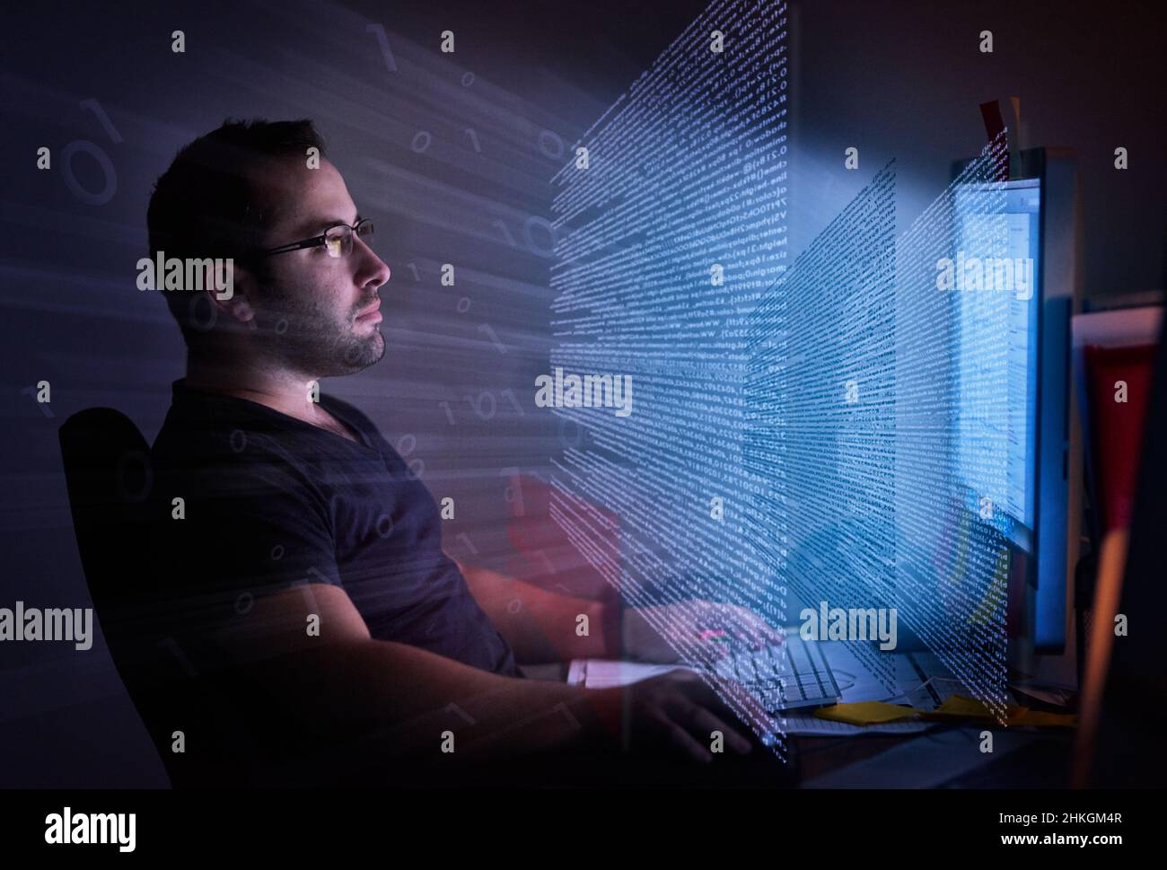 È incorporato nel codice. Scatto ritagliato di un giovane programmatore di computer che guarda attraverso i dati. Foto Stock