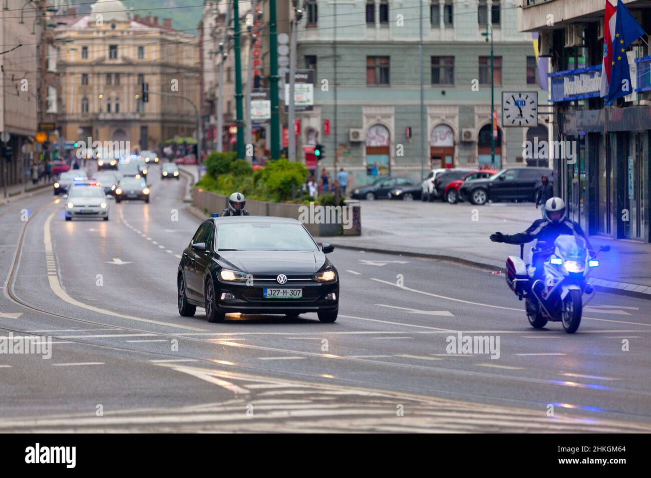 Sarajevo, Bosnia-Erzegovina - Maggio 26 2019: Ciclista di polizia che chiede a un conducente di cambiare rotta per lasciare passare un convoglio ufficiale. Foto Stock