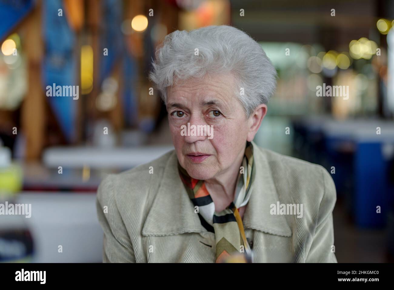 Ritratto di donna anziana con capelli grigi Foto Stock